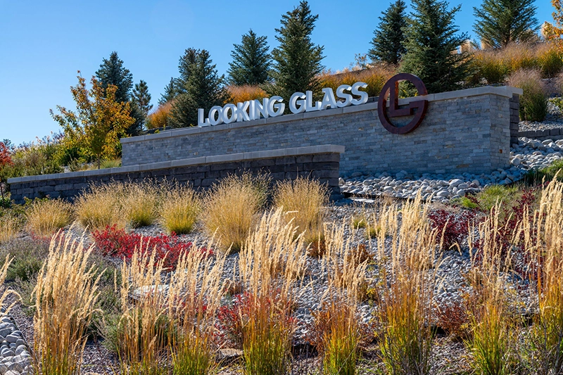 looking glass entry monument